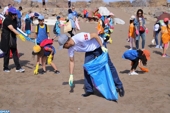 La participation au nettoyage de plage au Maroc